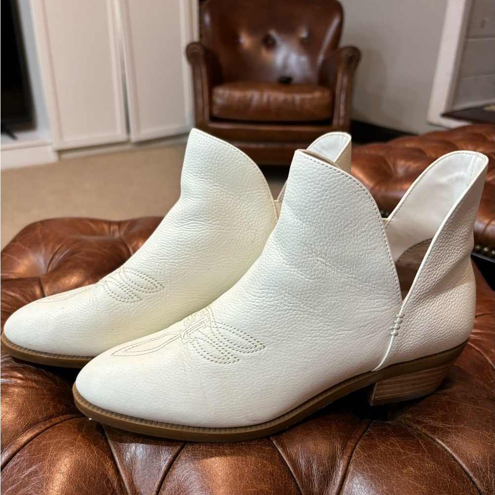 Polo Ralph Lauren white leather booties. Size 8, 1” heel, great condition!